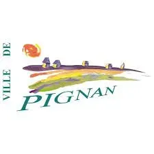 Logo Ville de Pignan : Hameau et Paysage Stylisé Blason stylisé de la Ville de Pignan avec un paysage coloré, des maisons et le soleil levant ou couchant.