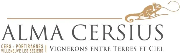 Logo Alma Cersius Vignerons Caméléon Vins du Sud Logo Alma Cersius avec un caméléon doré et le slogan "Vignerons entre Terres et Ciel" pour Cers, Portiragnes et Villeneuve les Béziers.