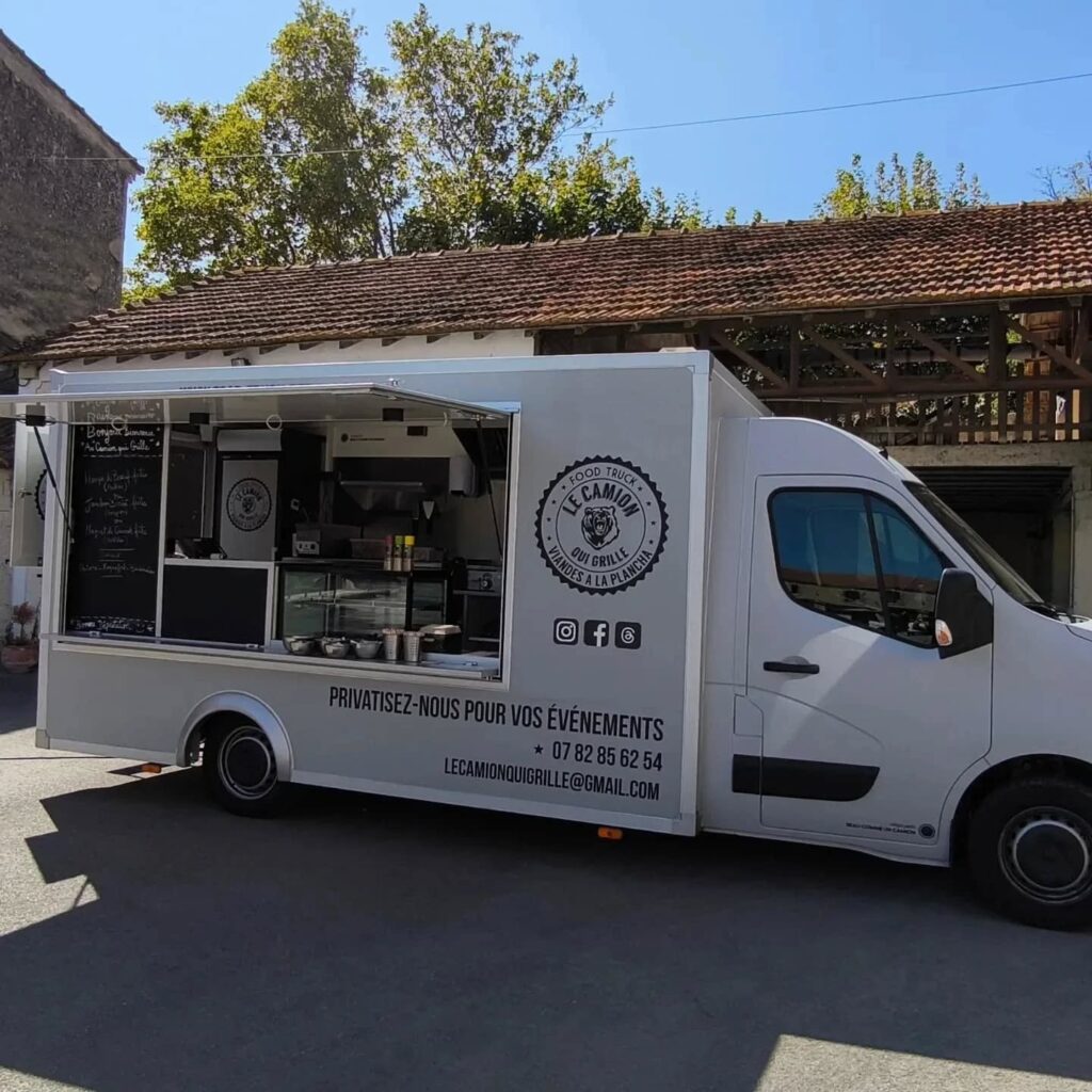 Food Truck Le Camion Qui Grille : Viandes à la Plancha Food truck 'Le Camion Qui Grille' blanc garé, service ouvert, proposant viandes à la plancha. Contact : 07 82 85 62 54.