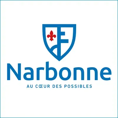 Logo Narbonne : Fleur de Lys et Slogan Officiel Logo de Narbonne avec un blason bleu contenant une fleur de lys rouge et les lettres NF, sous le texte "Narbonne AU CŒUR DES POSSIBLES".